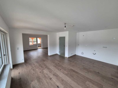 Erstbezug nach Sanierung mit Balkon: Ansprechende 3,5-Zimmer-Wohnung mit geh. Innenausstattung