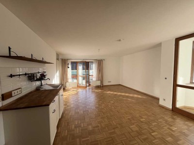 Schöne und gepflegte 2-Zi-Wohnung mit Balkon und EBK in Regensburg