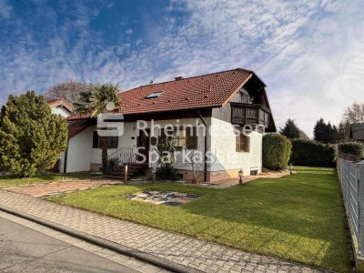 Einladende Oase: Stilvolles Einfamilienhaus mit idyllischem Garten.