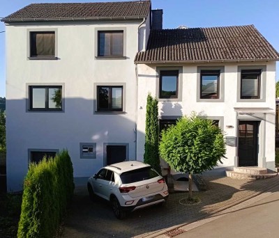 Freistehendes Einfamilienhaus mit gepflegtem Garten (6 km bis Lux)