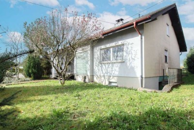 Charmantes Sanierungsprojekt: Einfamilienhaus mit Doppelgarage auf großzügigem 1050 m² Grundstück