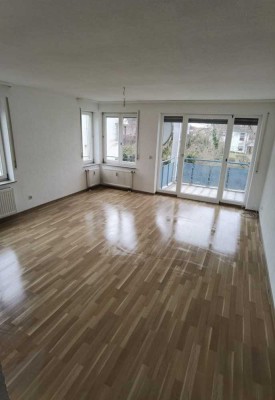 Helle, modern renovierte 3,5 Zimmer Wohnung mit Balkon in ruhiger Südostlage 1.OG