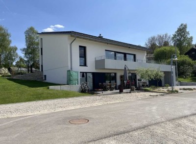 Exklusive, neuwertige 2,5-Raum-EG-Wohnung mit geh. Innenausstattung mit Terass in Kleinengstingen