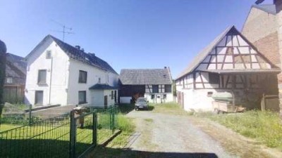 Weilmünster-OT - Einfamilienhaus mit Nebengebäuden