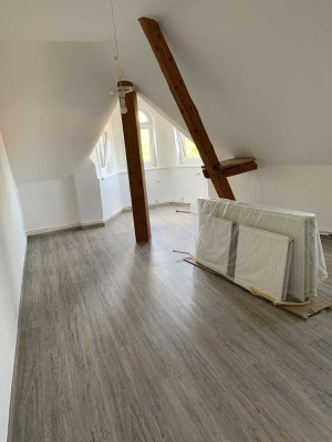 Altbau aufwendig renovierte 2 Zimmer Wohnung mit Erker