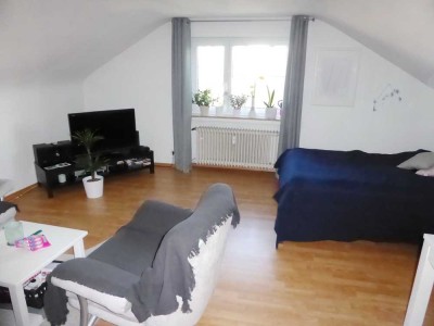 1,5-Zimmer-Dachgeschoss-Wohnung in guter und ruhiger Wohnlage Nähe Stadtbahnanschluss - ohne Balkon