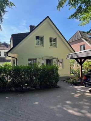 Von privat: Gepflegtes Einfamilienhaus mit Garten in ruhiger Waldrandlage