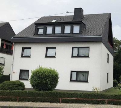 Schöne und gepflegte 3-Raum-DG-Wohnung mit Balkon und EBK in Koblenz