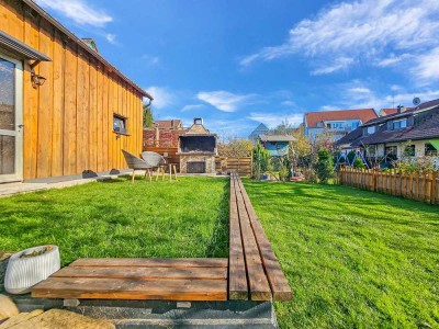 Attraktives Zweigenerationshaus mit Garten, Garage und Stellplätzen – provisionsfrei