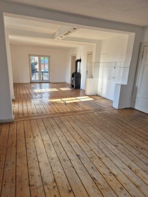 Helle Erdgeschosswohnung mit zwei Balkonen & Kaminofen – ca. 105 m² Wohnkomfort