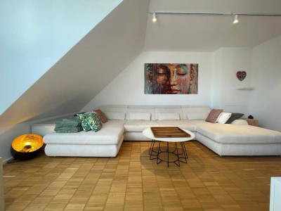 Zeitlich befristet auf 1 Jahr zu vermieten: Wunderschön möblierte, exklusive 3,5-Zimmer-DG-Wohnung.