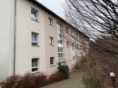 Zwei Zimmer mit Balkon ab Mai frei