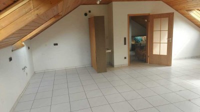 Großzügige 2-Zimmer Dachgeschosswohnung im Grünen