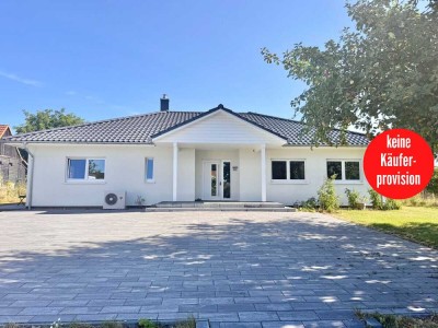 HORN IMMOBILIEN ++ Winkelbungalow 5 km bis Neubrandenburg, Baujahr 2022, Doppelgarage + Carport
