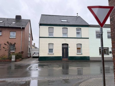 Geräumige Doppelhaushälfte mit begonnenen Sanierungsarbeiten in Kleve-Griethausen