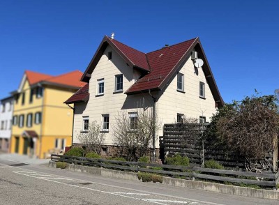 Engelsbrand: Kleines, gepflegtes Wohnhaus mit herrlichem Freisitz