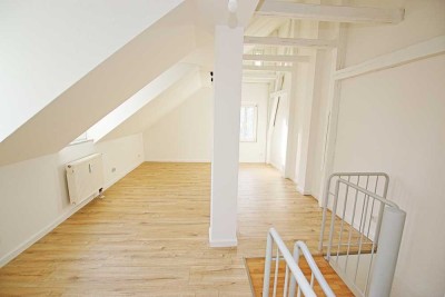 Traumhafte Maisonette-Wohnung mit Tischler-EBK, großem Balkon, Gäste-Bad