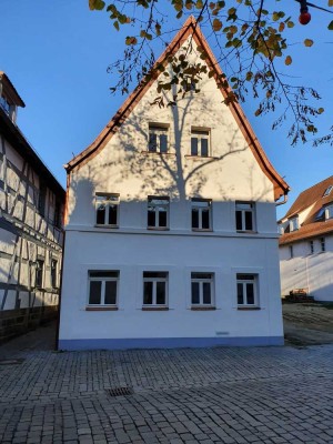 Freundliche und neuwertige 3-Zimmer-Wohnung mit gehobener Innenausstattung mit Balkon in Forchheim