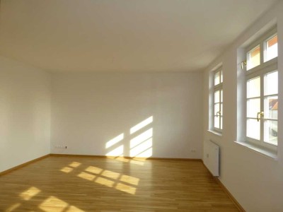 ** Charmante Kapitalanlage! - Exklusiv sanierte 2-Raumwohnung mit Balkon und TG-Stellplatz **