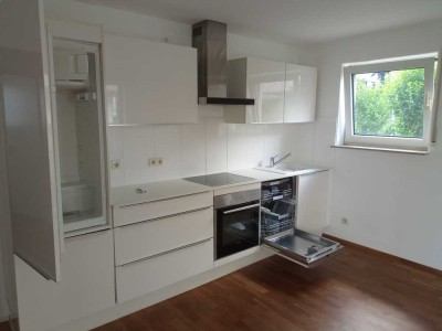 Lichtdurchflutete Erdgeschosswohnung/ Einbauküche / Großer Garten / Zentrale Lage Nellingen