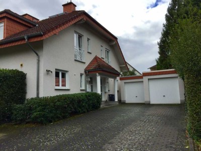 Preiswerte 4-Raum-Doppelhaushälfte mit EBK in Bad Homburg vor der Höhe, Dornholzhausen
