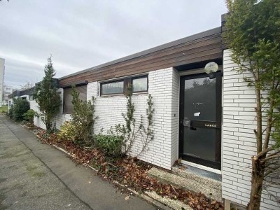 +++ Detmerode: Sanierungsbedürftiger Bungalow (RMH) mit Garten und Garage +++