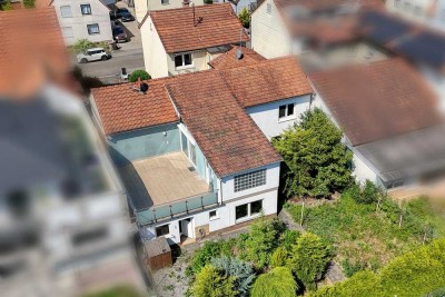 Jockgrim: Zwei Einfamilienhäuser mit Hof und Garten