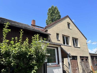 altes Wohnhaus mit diversen Nebengebäuden