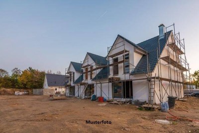 Großes Einfamilienhaus (Rohbauzustand) mit Garage