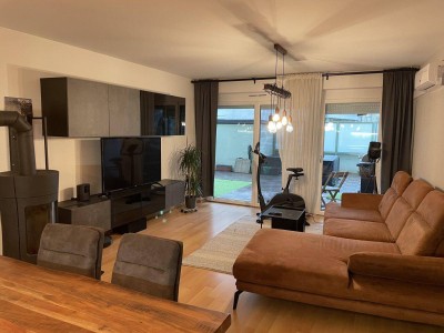 TOP-MODERNE 3-ZIMMER-WOHNUNG MIT 50 m² TERRASSEN-GARTEN - RUHELAGE/KLIMA/2 GARAGEN-PLÄTZE!