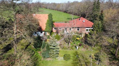 Einfamilienhaus plus Nebengebäude mit 137 m² Ausbaufläche! 2.200 m² Gartenfläche