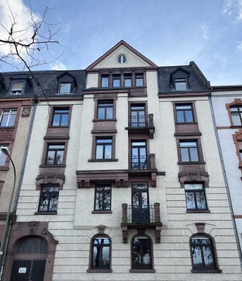 Stilvoller Altbau mit Mainblick – Hochwertige 1-Zi.-Wohnung mit großer Nutzfläche im Hochparterre