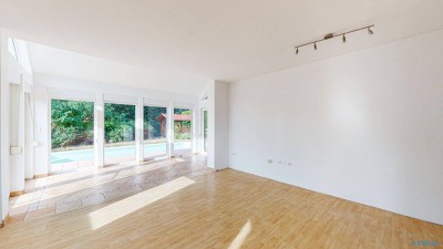 Freier unverbaubarer Blick mit schönem Haus + Pool und großer Garage !!!!