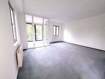 Sonnige 3 - Zimmerwohnung in zentraler Lage - Balkon - Loggia - Lift - Wannenbad - EBK