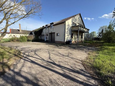 Vollständig renovierte Wohnung mit drei Zimmern sowie Balkon und Einbauküche in Osternienburger