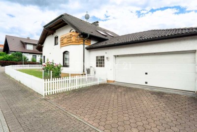Großes, freistehendes Familienhaus mit Garten, Doppelgarage und Einliegerwohnung!