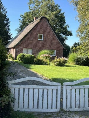 Idylle Pur! Reetdachhaus in ruhiger Dorflage, direkt am Hadelner Kanal.