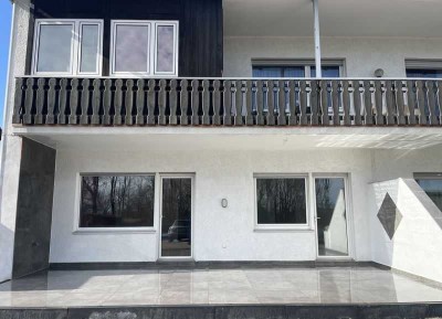 Freundliche und vollst. renovierte 2-Raum-Terrassenwohnung mit geh. Innenausstattung mit Terrasse