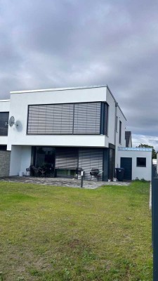 Doppelhaushälfte mit exkl. Ausstattung, mod. Bädern, Terrasse und PV-Anlage
