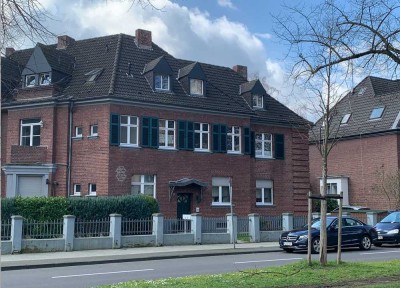 Dachgeschosswohnung mit Balkon in historischer Stadtvilla zu vermieten