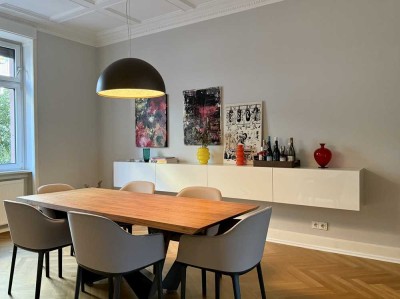 TOP LAGE - Stilvoller Altbau Traum mit 4 Zimmern-EBK-Balkon/Terrasse- Tageslichtbad-teilmöbliert