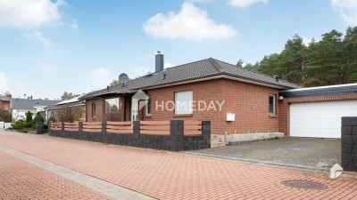 Wohnoase am Waldrand: Bungalow mit Kamin, Garten, Terrasse, Salzwasserpool, Doppelgarage & Werkstatt
