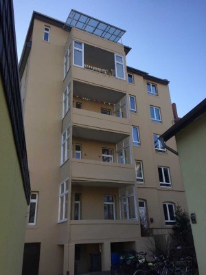 Erschwingliche, geräumige und modernisierte 4-Raum-Wohnung mit EBK und Balkon in Hildesheim (Kreis)