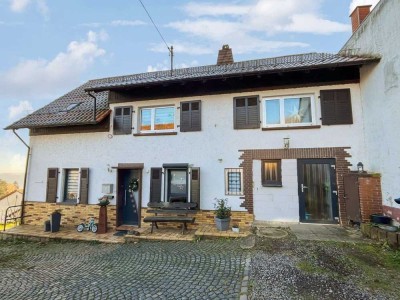 Zweite Reihe - Attraktives Einfamilienhaus mit Nebengebäuden - sofort bezugsbereit