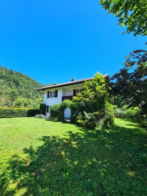 Einfamilienhaus und Garage mit Bergblick im Bergsteigerdorf Sachrang