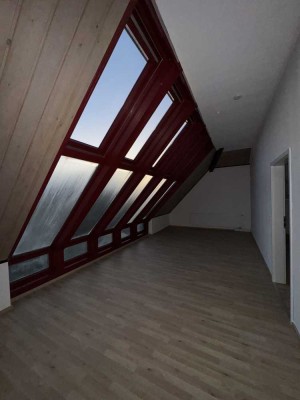 Helle Dachgeschosswohnung mit großer Fensterfront und Weitblick