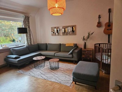 Schöne, geräumige Wohnung mit Balkon, Kamin und echtem Parkett