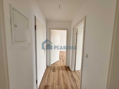 2-Zimmer, Balkon mit Weitblick, Einbauküche & PKW Stellplatz!