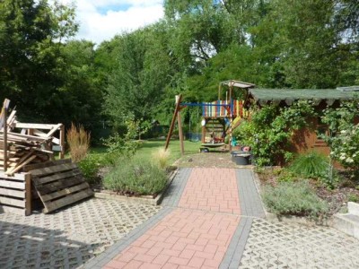 Zweifamilienhaus mit Gewerberäumen, mit zusätzlichem Bauplatz