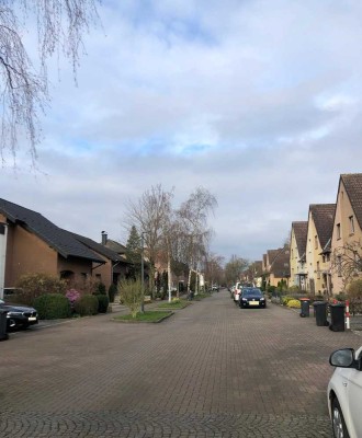 Ruhige Lage: Reihen-Eigenheim mit schönem Garten und Garage